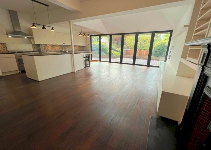 5 Bedroom Semi-Detached House To Rent In Park Crescent, Finchley, N3