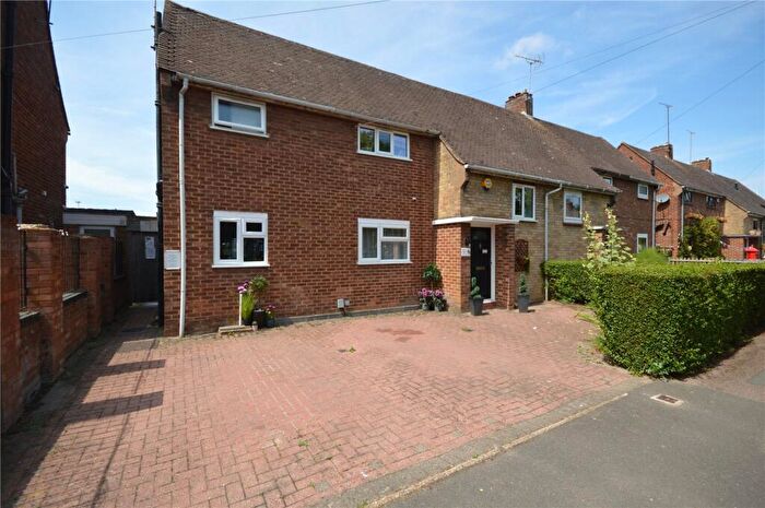3 Bedroom Semi Detached House For Sale In Eighth Avenue, Luton, Bedfordshire, LU3