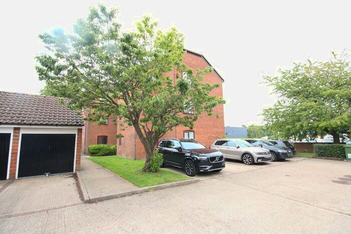 2 Bedroom Flat To Rent In Haysman Close, Letchworth Garden City, SG6