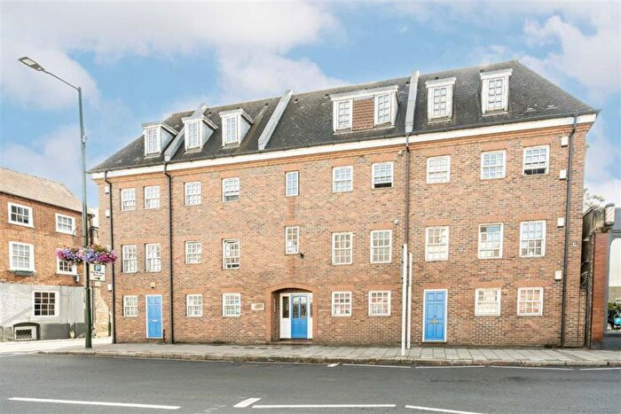 2 Bedroom Flat To Rent In High Street, Hampton Wick, KT1