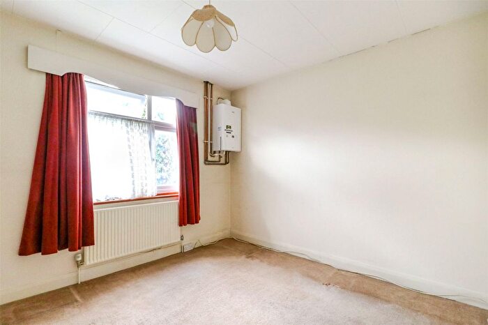 3 Bedroom Terraced House For Sale In Carnarvon Avenue, Enfield, Middlesex, EN1