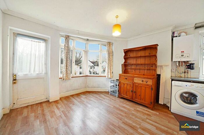 2 Bedroom Flat For Sale In Landseer Avenue, London, E12