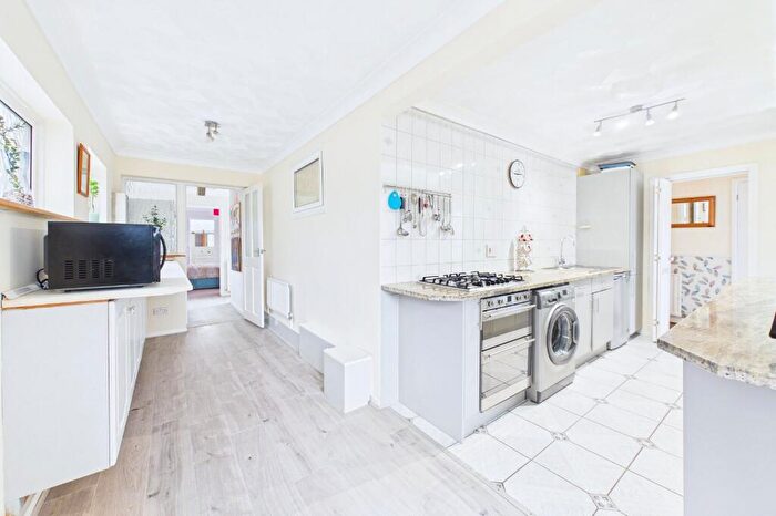 4 Bedroom Bungalow For Sale In West Way, Broadstone, Dorset, BH18 - Photo 3