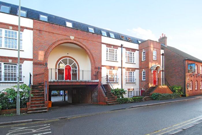 2 Bedroom Flat For Sale In Newbury, Berkshire, RG14