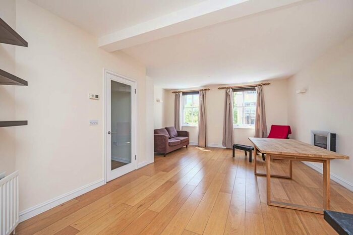 2 Bedroom Flat To Rent In Oakley Crescent, Angel, London, EC1V