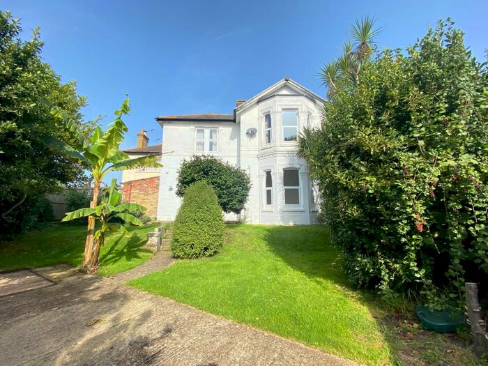 2 Bedroom Flat To Rent In St. Marys Close, Ryde, PO33