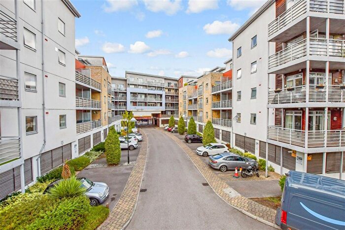 2 Bedroom Flat For Sale In Kingfisher Meadow, Maidstone, Kent, ME16