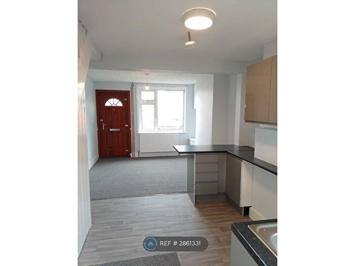 2 Bedroom Terraced House To Rent In Station Road, Dunstable, LU5