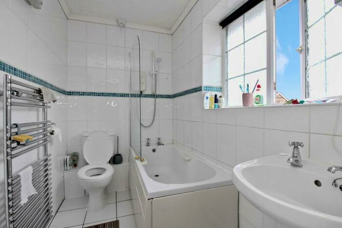 1 Bedroom Flat To Rent In Kirk Lane, Yeadon, Leeds, LS19