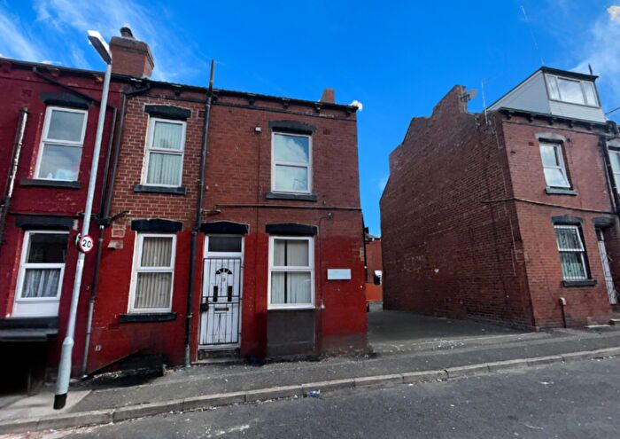 2 Bedroom House To Rent In Crosby Place, Leeds, LS11