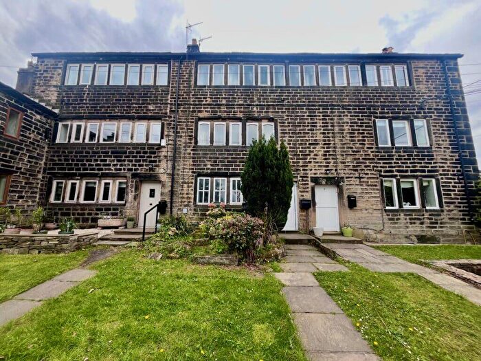 3 Bedroom Property To Rent In Shaws, Uppermill, OL3