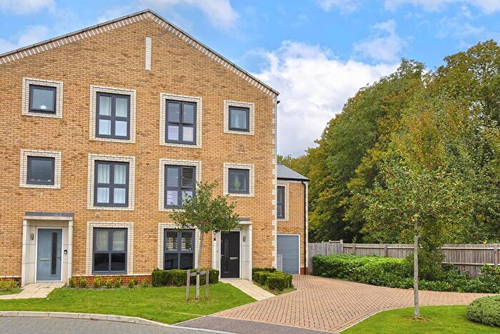 4 Bedroom Semi-Detached House For Sale In Baddlesmere Drive, Kings Hill, ME19