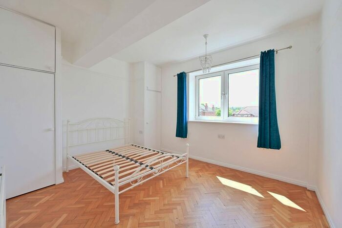2 Bedroom Flat To Rent In Upper Richmond Road, Putney, London, SW15