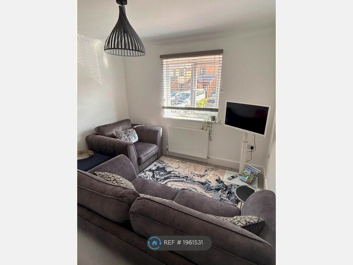 2 Bedroom Flat To Rent In Fairfield Gardens, Sandown, PO36