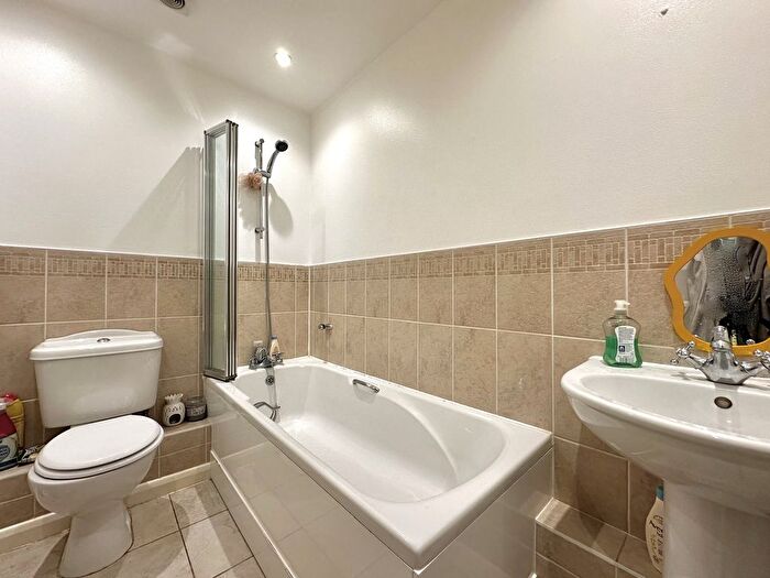 2 Bedroom Flat For Sale In Devon Road, Watford, WD24