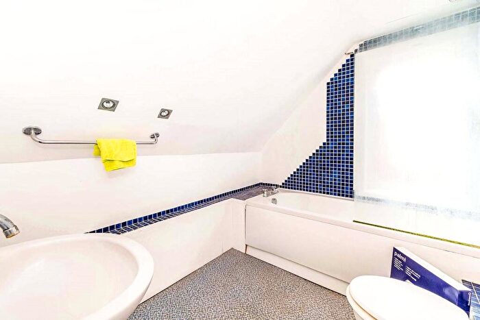 1 Bedroom Flat To Rent In Shaftesbury Road, Southsea, Hampshire, PO5