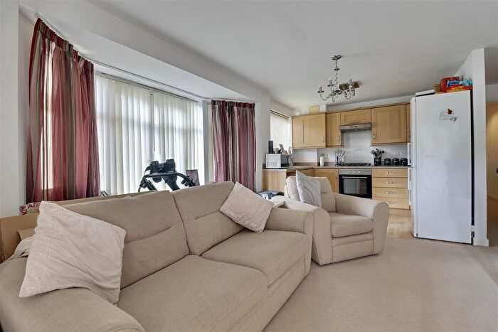 2 Bedroom Flat For Sale In Craigbank Court, Fareham, PO14