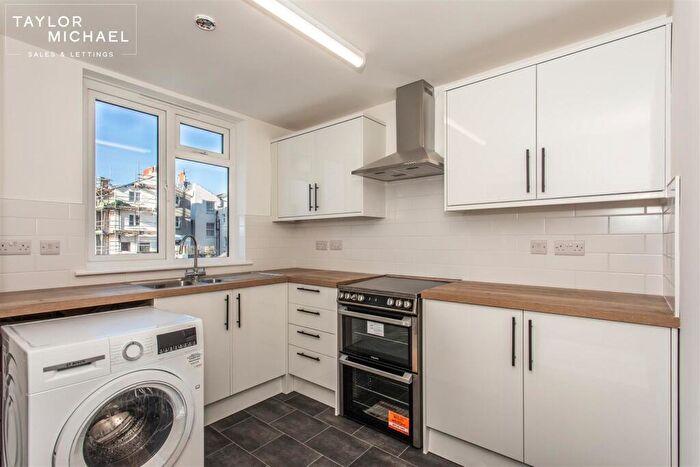 2 Bedroom Flat To Rent In Farm Road, Hove, BN3