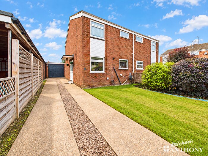 3 Bedroom Semi-detached House For Sale In Winston Close, Leighton Buzzard, Bedfordshire, LU7