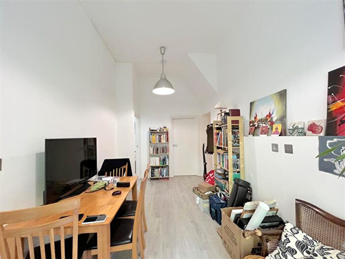3 Bedroom Flat To Rent In Crescent Road, London, N8