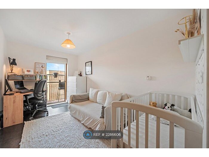 3 Bedroom Flat To Rent In Mildmay Avenue, London, N1