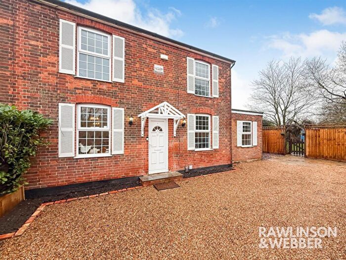 4 Bedroom Semi Detached House For Sale In Leatherhead Road, Chessington, KT9