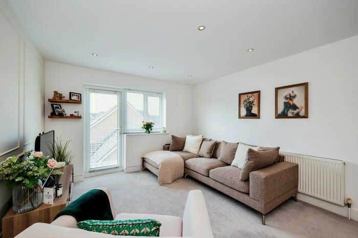 2 Bedroom Flat To Rent In Fort Cumberland Road, Southsea, Hampshire, PO4