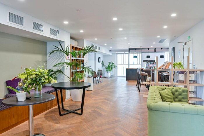 1 Bedroom Flat To Rent In Elephant Road, Elephant And Castle, London, SE17