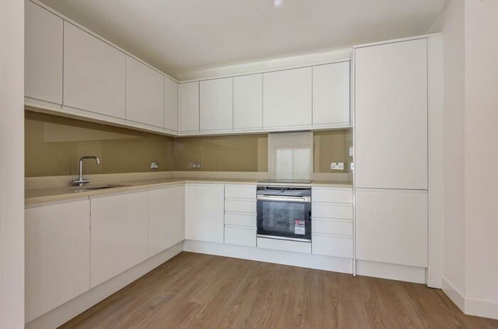 2 Bedroom Flat To Rent In Winders Close Beckenham, BR3
