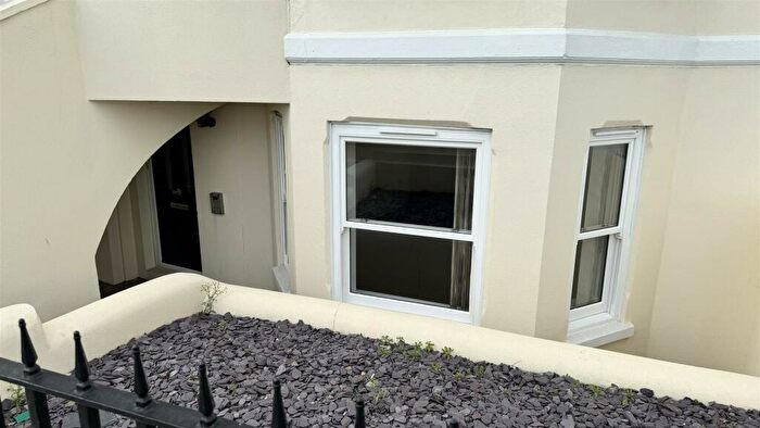 2 Bedroom Flat To Rent In Cavendish House, Marine Parade, Worthing, BN11