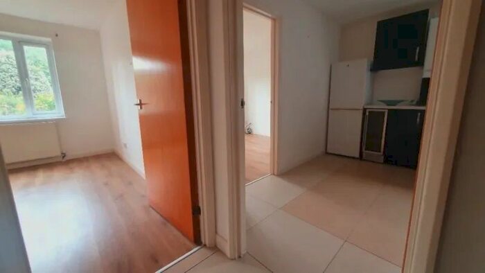 1 Bedroom Flat To Rent In Sopwith Close, Kingston, KT2