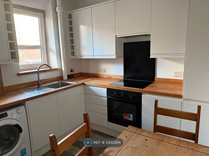 3 Bedroom Flat To Rent In Brigstock House, London, SE5