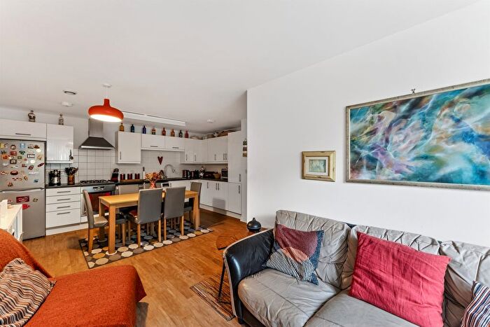 2 Bedroom Flat For Sale In Merton Road, London, SW18