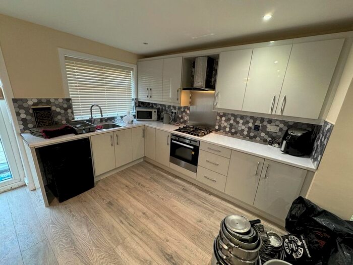 5 Bedroom Semi-Detached House To Rent In Brabazon Road, Hounslow, TW5