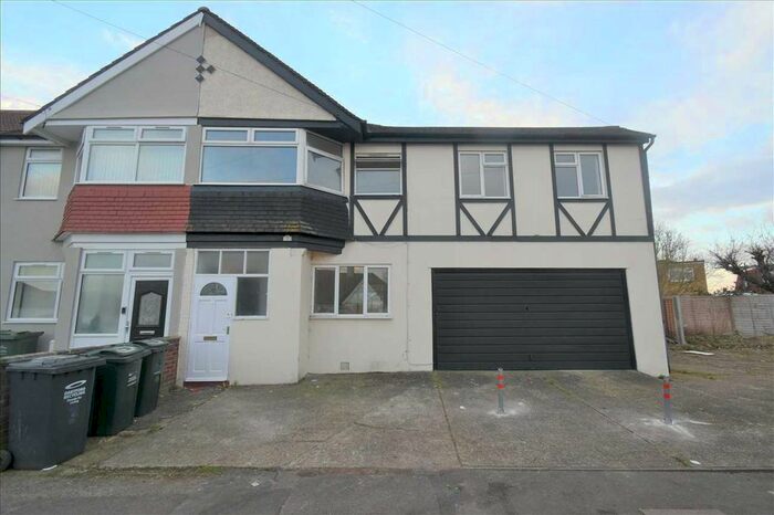 5 Bedroom Property To Rent In Priory Gardens, Dartford DA1