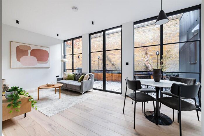 1 Bedroom Mews For Sale In The Coach Yard, Leyton, E10