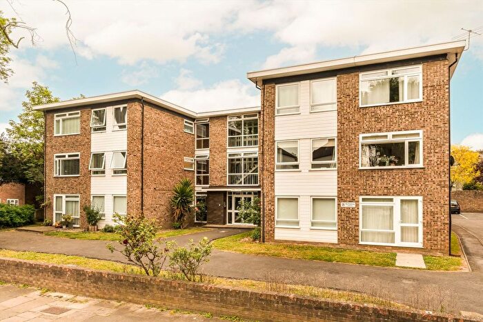 1 Bedroom Flat For Sale In Manor Road, Twickenham, TW2