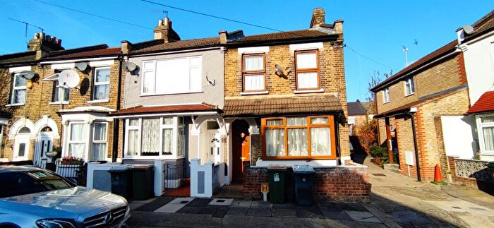 1 Bedroom Flat To Rent In Hollybush Street, Plaistow, London, E13
