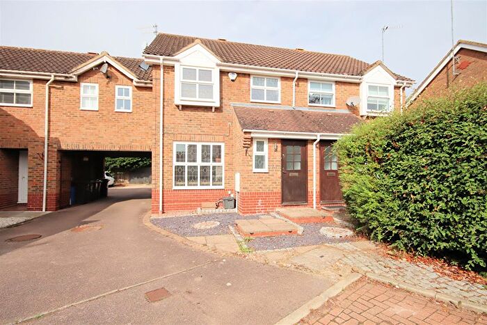 3 Bedroom Semi-Detached House To Rent In Edkins Close, Bushmead, Luton, LU2