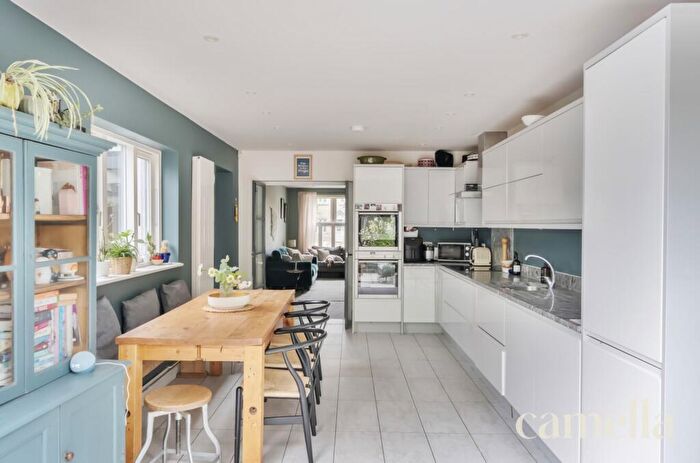 4 Bedroom End Of Terrace House For Sale In Chippenham Road, Marshfield, SN14