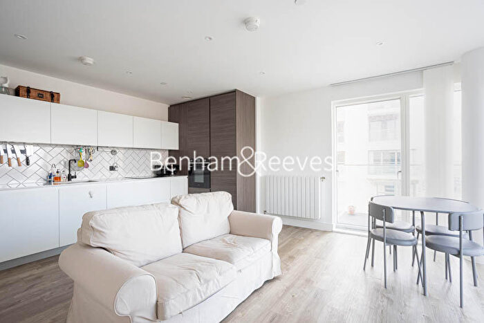 2 Bedroom Apartment To Rent In Pegler Square, Kidbrooke, SE3