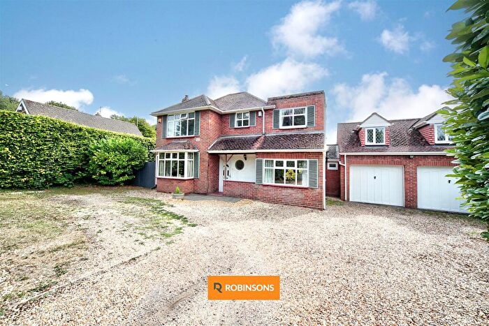 4 Bedroom Detached House For Sale In Totternhoe Road, Dunstable, LU6