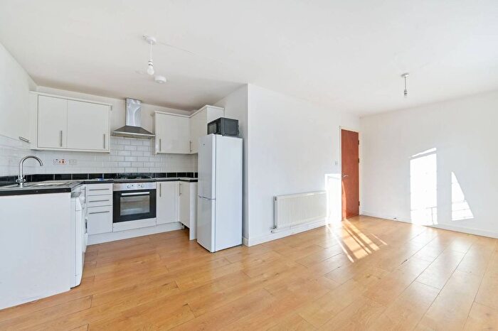 2 Bedroom Flat To Rent In Woking, Surrey, Woking, GU21