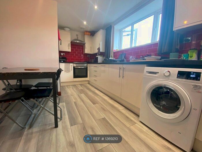 5 Bedroom Flat To Rent In Wyeverne Road, Cardiff, CF24