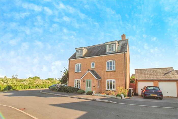 5 Bedroom Detached House For Sale In Kingfisher Close, Trowbridge, BA14