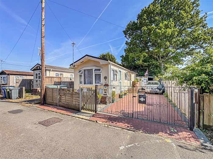 1 Bedroom Park Home For Sale In Heywood Gardens, Maidenhead, SL6