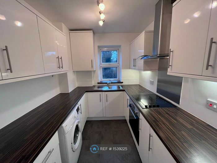 2 Bedroom Flat To Rent In Chertsey Court, London, SW14