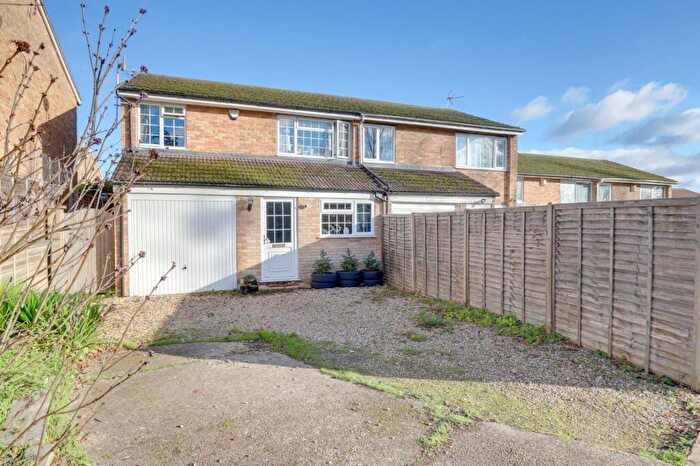 4 Bedroom Semi-Detached House For Sale In Lowfield Road, Caversham, RG4