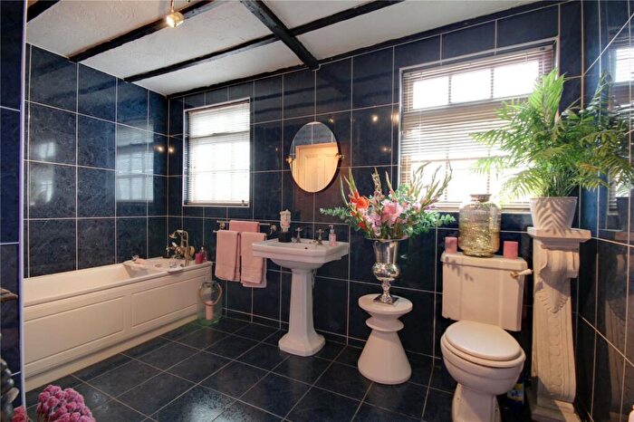 4 Bedroom House For Sale In Chertsey, Surrey, KT16