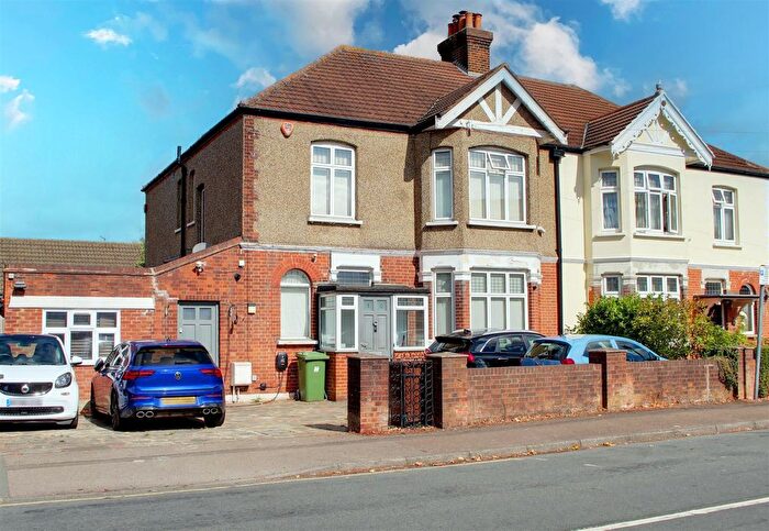 4 Bedroom Semi-Detached House For Sale In Park Avenue, Potters Bar, EN6